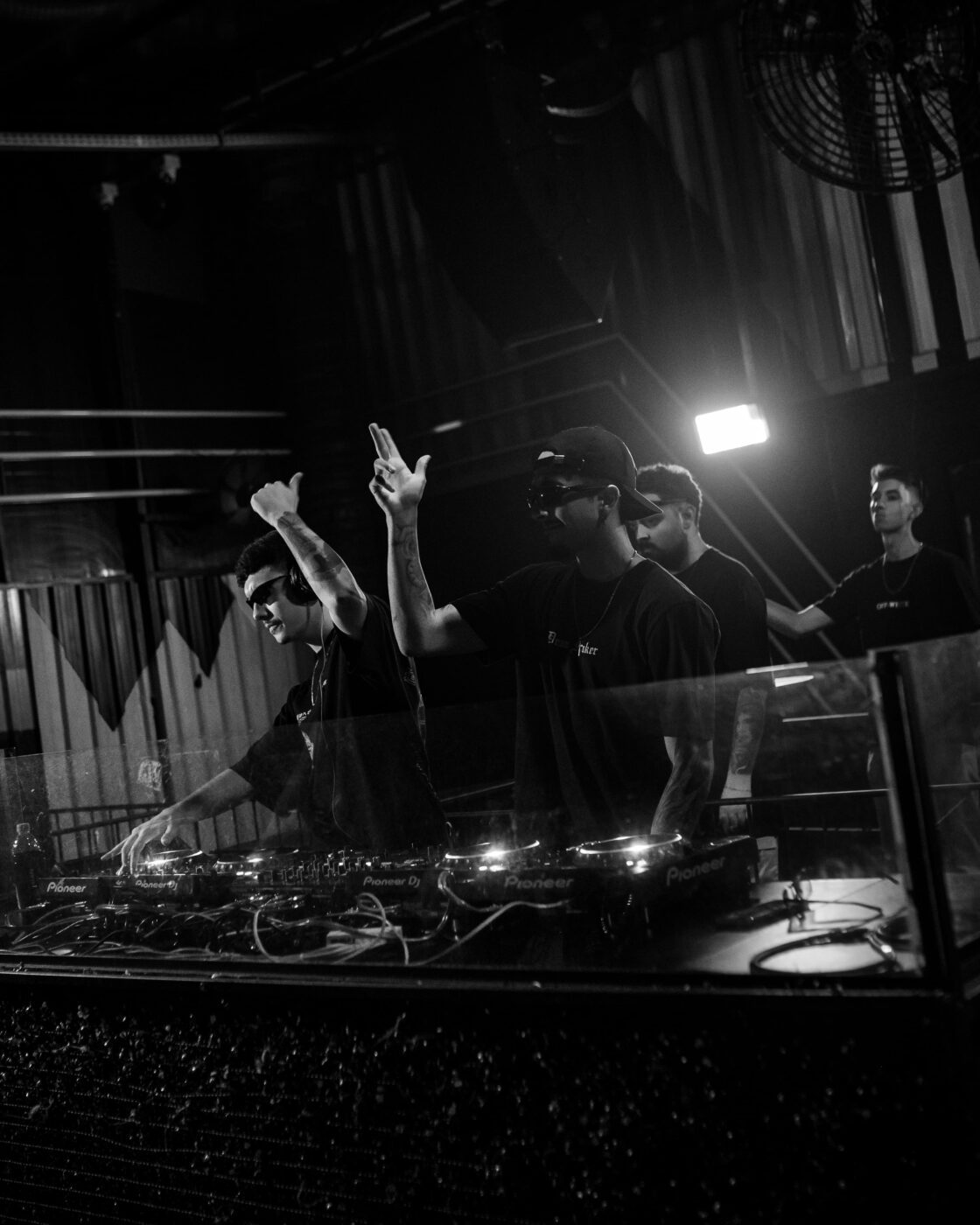 OWNERS tocando